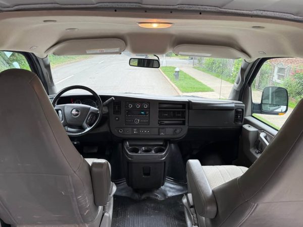 GMC Savana 2500 2023 - Imagen 5