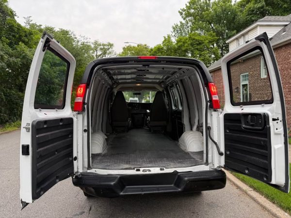 GMC Savana 2500 2023 - Imagen 4