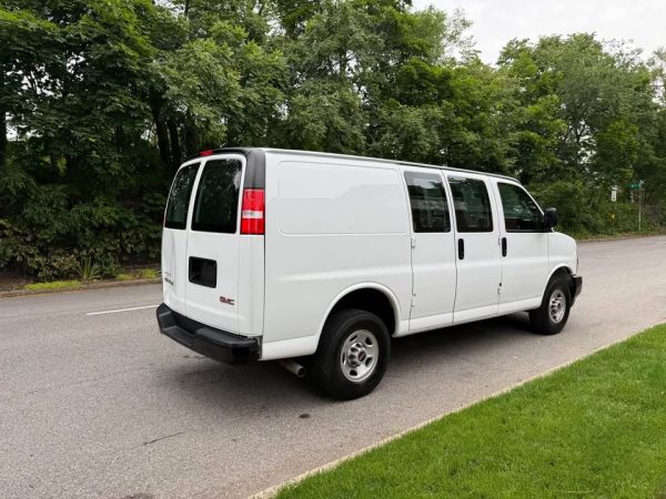 GMC Savana 2500 2023 - Imagen 14