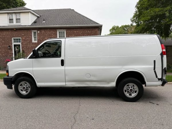 GMC Savana 2500 2023 - Imagen 9